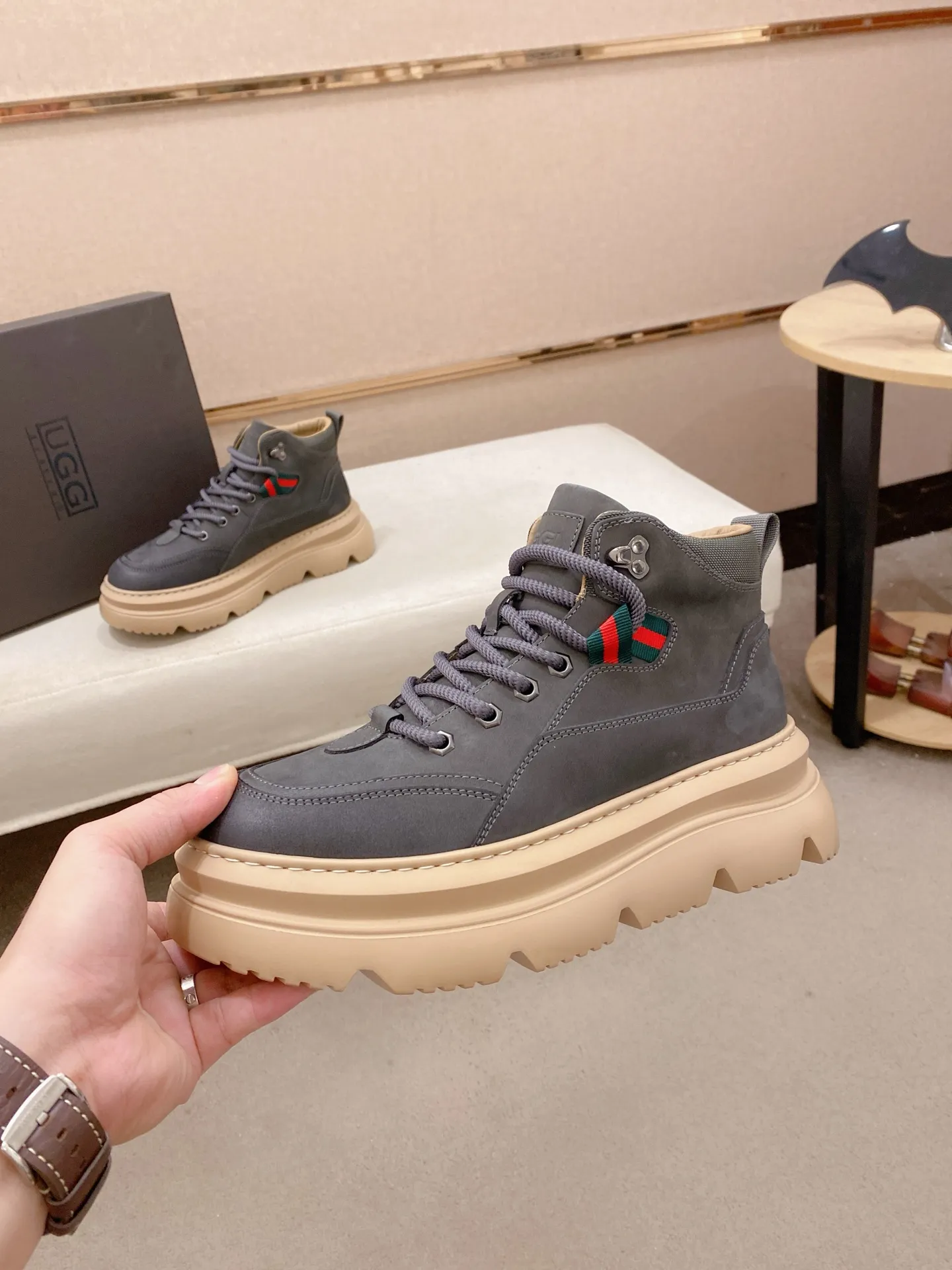 Factory price: 700💰New UGG fur-integrated men's simple and fashionable snow shoes. The most worth buying at the end of this year are warm casual shoes. Whether you are out and about at home, their comfortable and warm performance will be your most suitable fashion companion! The material is cowhide upper and imported wool is used inside. Two layers of cowhide for warmth and comfort! The eva+ rubber patch outsole is cushioned, non-slip and wear-resistant, and has good elasticity. It is light and wear-resistant, comfortable and soft, and the new simple cut is more fashionable. It has both practicality and fashion sense, so you no longer have to worry about how to match it in winter, while still maintaining your fashionable taste. High-quality genuine wool produced in Dongguan. The material depends on the details! Size: 39-40-41-42-43-44-45 sneaker size